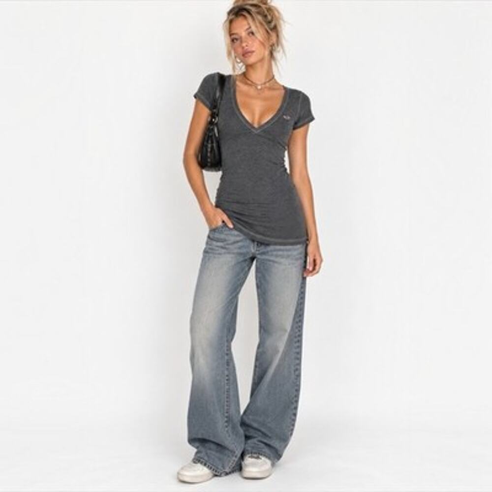 Hollister Womens Y2K 2000s Gray Deep V-Neck Fitted Tee Logo Preppy Shirt Size M